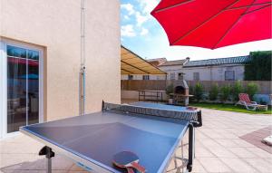 Stolní tenis v ubytování 8 Bedroom Gorgeous Home In Cere nebo okolí