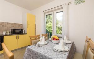 - une cuisine avec une table et un bol de fruits dans l'établissement Stunning Apartment In Lovran With Kitchen, à Lovran