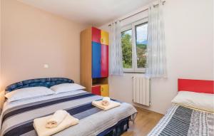 Un pat sau paturi într-o cameră la Stunning Apartment In Lovran With Kitchen