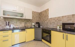 Kuchyň nebo kuchyňský kout v ubytování Nice Apartment In Lovran + 14 fotografií