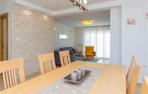 jadalnia i salon ze stołem i krzesłami w obiekcie Lovely Home In Drnis With Wifi w mieście Drniš