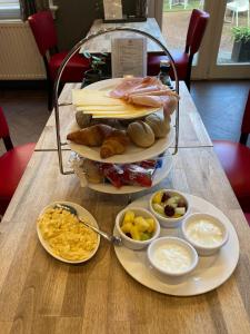 une table avec trois assiettes de nourriture dans l'établissement Het Oude Kantongerecht, à Apeldoorn