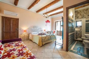een slaapkamer met een bed en een badkamer bij La Magara in Civita
