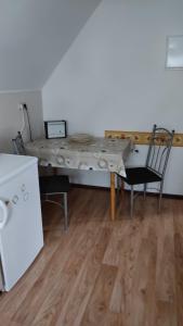 a table and a chair in a room at Ferienwohnung in Rathenow Süd in Rathenow +15 photos