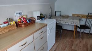 a kitchen with a counter top and a table with a tableablish at Ferienwohnung in Rathenow Süd in Rathenow