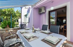 En restaurant eller et andet spisested på Awesome Home In Vinez With 3 Bedrooms, Wifi And Outdoor Swimming Pool