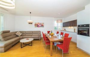 Kuchyň nebo kuchyňský kout v ubytování Apartment Kastel Gomilica With Sea View I