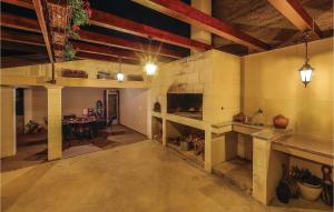 um quarto amplo com uma cozinha e uma mesa de jantar em 1 Bedroom Stunning Apartment In Kastel Gomilica em Kaštela