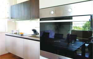 Kuchyň nebo kuchyňský kout v ubytování Apartment Kastel Gomilica With Sea View I