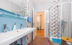 un baño con lavabo y ducha en Cozy Home In Bregi With Wifi, en Opatija