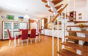 Una cocina y un comedor con mesa y sillas. en Cozy Home In Bregi With Wifi, en Opatija