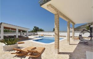 eine Terrasse mit einem Pool, Stühlen und einem Pavillon in der Unterkunft Gorgeous Apartment In Seget Donji With Kitchen in Trogir