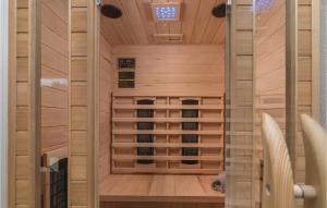 Habitación con sauna, paredes de madera y suelo de madera. en Stunning Apartment In Labin With Sauna, en Labin