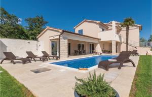 Villa con piscina en un patio en Stunning Apartment In Labin With Sauna, en Labin