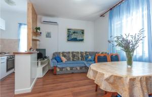 sala de estar con mesa y sofá en 2 Bedroom Gorgeous Apartment In Raslina en Raslina