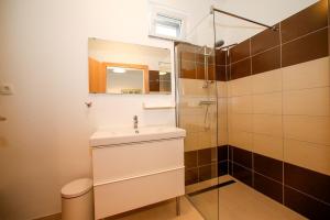 Kúpeľňa v ubytovaní Beach Apartments + 17 fotografií
