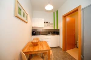 cocina con mesa de madera en una habitación en Beach Apartments, en Senj