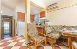 Kuchyň nebo kuchyňský kout v ubytování Nice Apartment In Labin With 3 Bedrooms, Wifi And Outdoor Swimming Pool