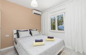 Ένα ή περισσότερα κρεβάτια σε δωμάτιο στο Lovely Home In Cesarica