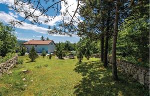 une cour avec une maison et un mur de pierre dans l'établissement 4 Bedroom Gorgeous Home In Jurdani, à Jurdani 55 autres photos
