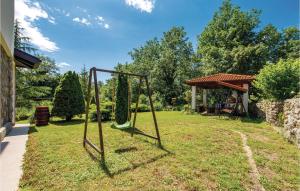 - une balançoire dans la cour d'une maison dans l'établissement 4 Bedroom Gorgeous Home In Jurdani, à Jurdani