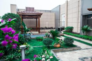 Taman di luar Chengdu CYNN Hotel