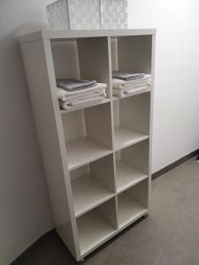 una libreria bianca con asciugamani pieghevoli di Camera de familie a Vatra Dornei
