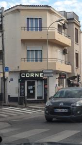 un coche conduciendo por una calle frente a un edificio en Lhacienda, en Marsella