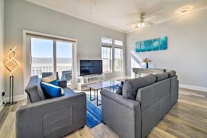 uma sala de estar com dois sofás e uma mesa em Sunny PCB Home with Balcony Steps to the Beach! em Panama City Beach