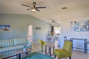 sala de estar con sofá, sillas y mesa en Cape Coral Family Abode about 7 Mi to Beaches! en Cape Coral