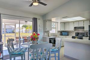 eine Küche und ein Esszimmer mit einem Tisch und Stühlen in der Unterkunft Cape Coral Family Abode about 7 Mi to Beaches! in Cape Coral
