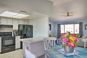 eine Küche mit einem Tisch und einer Vase aus Blumen in der Unterkunft Cape Coral Family Abode about 7 Mi to Beaches! in Cape Coral