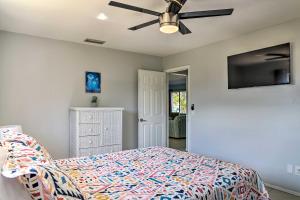 Tempat tidur dalam kamar di Cape Coral Family Abode about 7 Mi to Beaches!