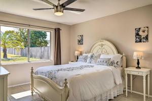 Un pat sau paturi într-o cameră la Cape Coral Family Abode about 7 Mi to Beaches!