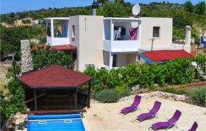 una casa con sedie viola e una piscina di Nice Home In Rogoznica a Podglavica