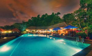Bazén v ubytování Gayana Marine Resort nebo v jeho okolí