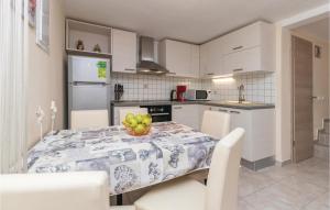 Kuchyňa alebo kuchynka v ubytovaní Two-Bedroom Holiday Home In Zadar
