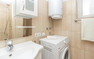 Kúpeľňa v ubytovaní Two-Bedroom Holiday Home In Zadar