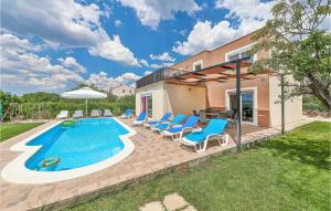 un patio trasero con piscina, sillas y una casa en Nice Home In Kastel Kambelovac With Heated Swimming Pool, en Kaštela