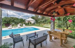 Bazén v ubytování Holiday Home Manjadvorci Vi nebo v jeho okolí