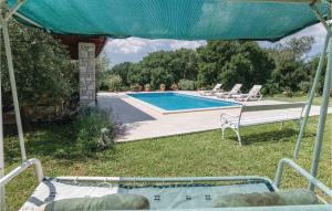 Bazén v ubytování Holiday Home Manjadvorci Vi nebo v jeho okolí