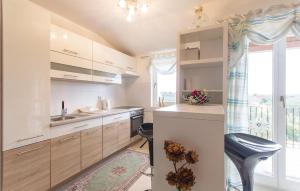 Dapur atau dapur kecil di Nice Apartment In Fondole With Wifi
