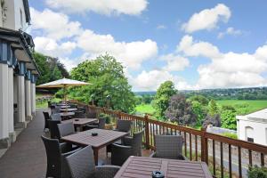 una fila di tavoli e sedie su un balcone di Royal Hotel by Greene King Inns a Ross on Wye