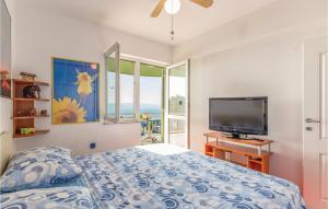 1 dormitorio con 1 cama y TV de pantalla plana en Stunning Apartment In Brela With Wifi, en Brela