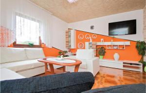 a living room with a couch and a table at Beautiful Apartment In Valtursko Polje With 2 Bedrooms, Wifi And Outdoor Swimming Pool in Pula