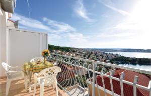 einen Balkon mit einem Tisch und Stühlen sowie Aussicht in der Unterkunft Amazing Apartment In Trogir With Kitchen in Trogir