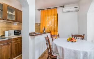 Dapur atau dapur kecil di Beautiful Apartment In Jurandvor