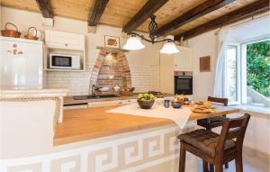 Kuchyň nebo kuchyňský kout v ubytování Four-Bedroom Holiday Home In Orebic