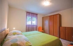 a bedroom with a green bed and a window at Gorgeous Apartment In Stari Grad With Kitchen in Stari Grad