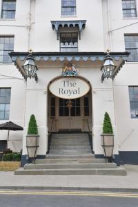 una señal para el hotel real en la parte delantera de un edificio en Royal Hotel by Greene King Inns en Ross on Wye